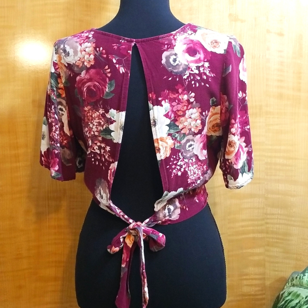 Crop top in burgundy w/flowers size S. - Picture 2 of 8